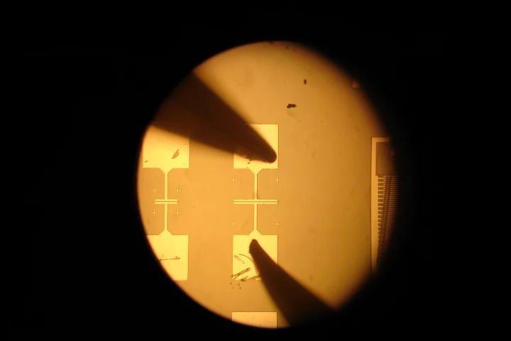 A microscopic view of the carbon nanotube field-effect transistor used in the fabricated synapse (Images courtesy USC)