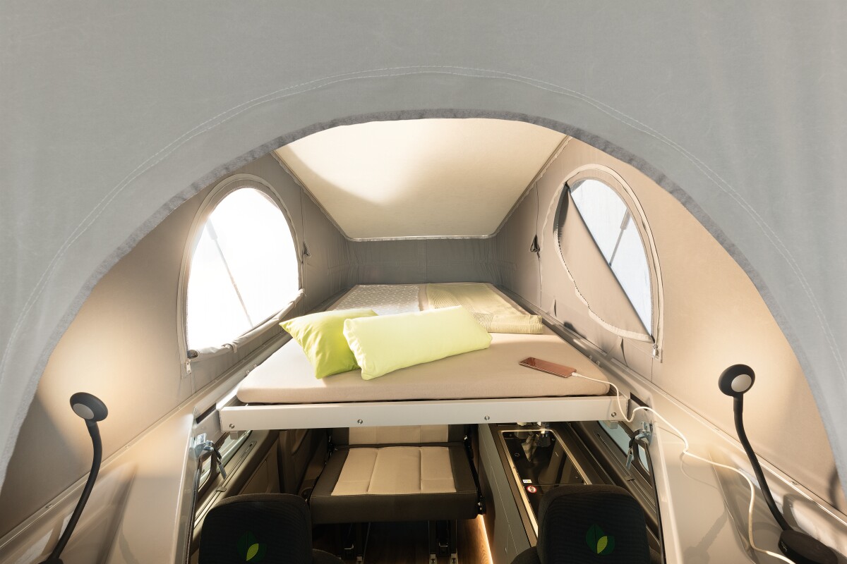 A look at the Dethleffs Globevan e.Hybrid pop-up roof area with available gooseneck lamps