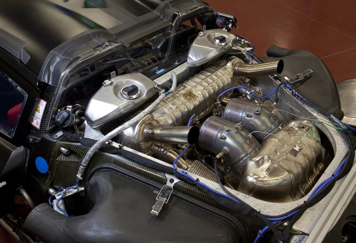 As a technology showcase, the 918 Spyder breaks further new ground with spectacular solutions such as the full carbon fibre reinforced plastic (CFRP) monocoque with unit carrier, fully adaptive aerodynamics, adaptive rear axle steering and the upward-venting ‘top pipes’ exhaust system.