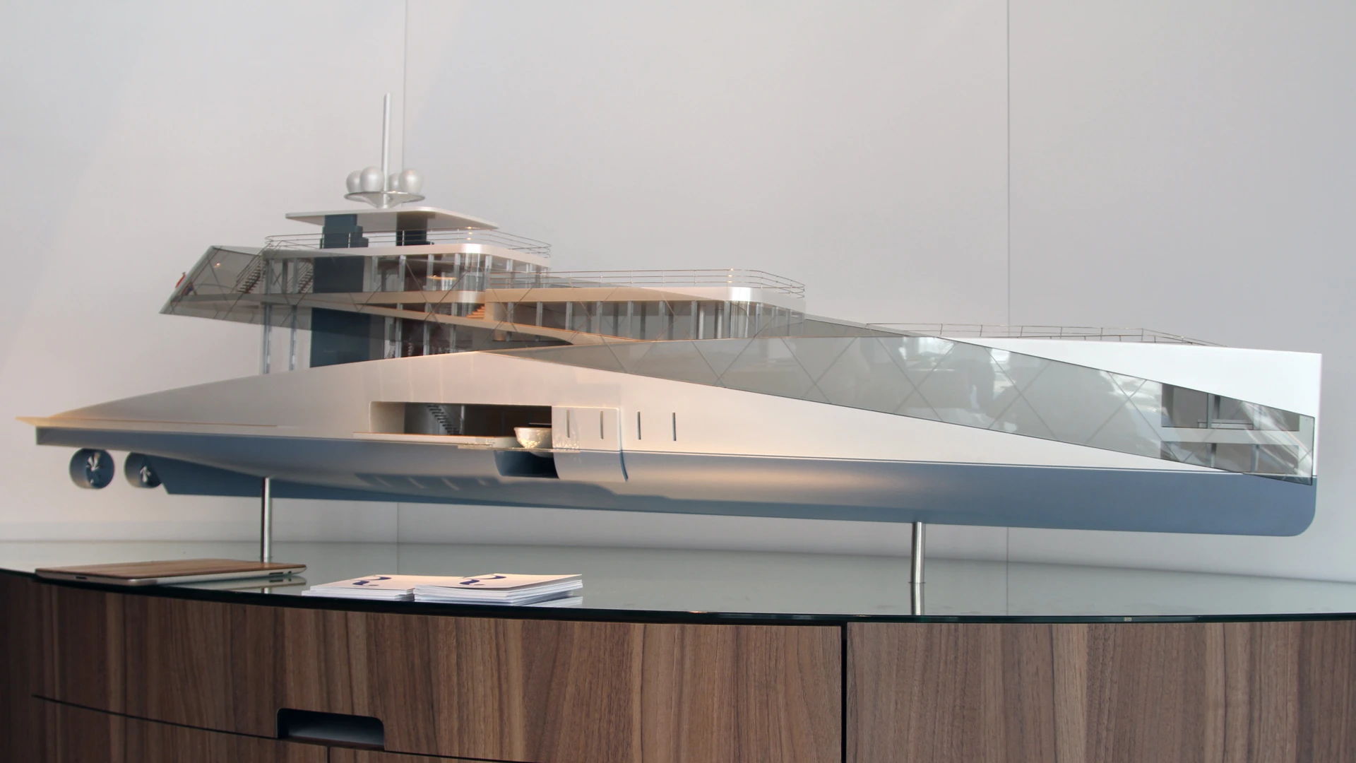 Profile of the scale model of Feadship Royale (Photo: Gizmag)