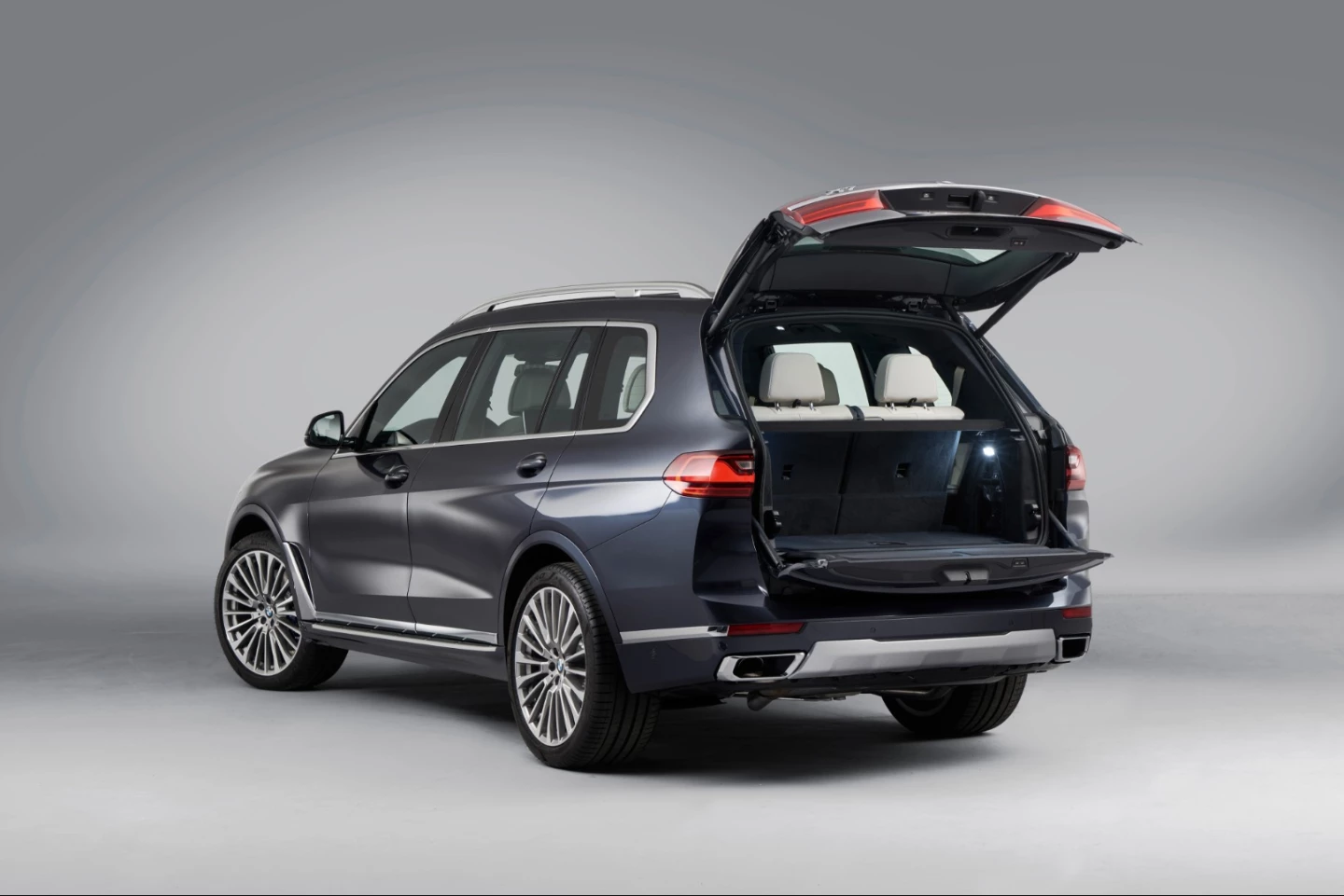 BMW debuts gigantic new X7 SUV, a study in intelligent, adaptive luxury
