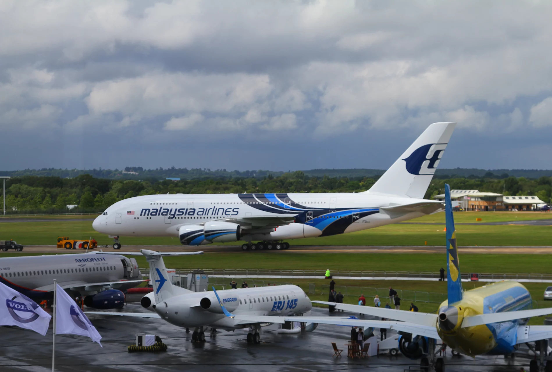 Malaysia Airlines A380 puts on a display at Farnborough (Photo: Gizmag)