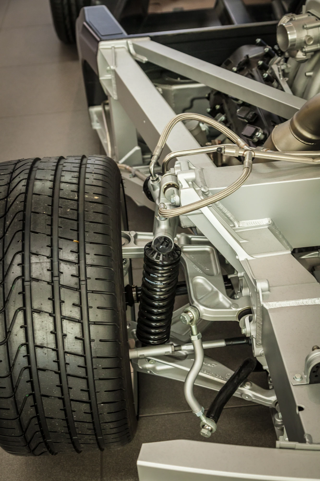 The hydraulic suspension system is all controlled by one central unit, and each corner is connected(Photo: Loz Blain/Gizmag.com)