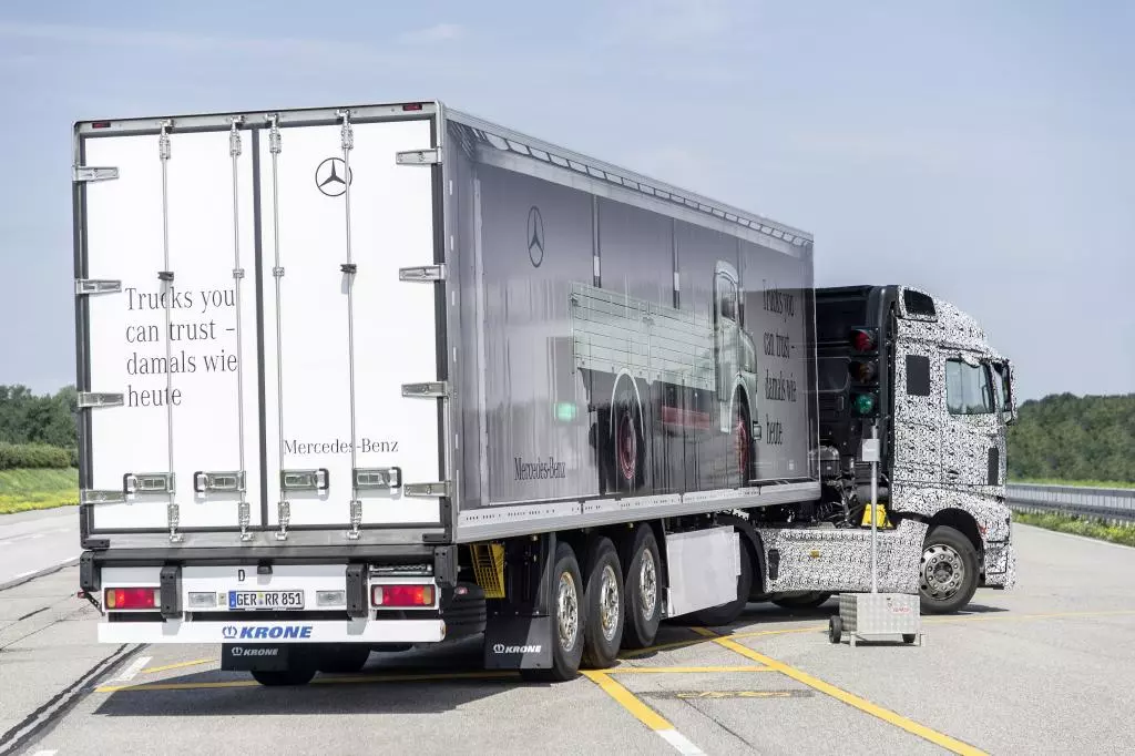 Blind Spot Assist takes into account the tractrix curve of a trailer truck