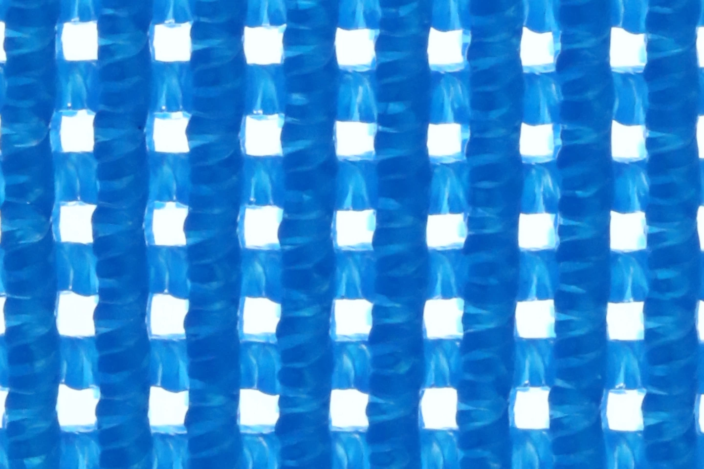 A lattice made of interwoven springy multi-material filaments