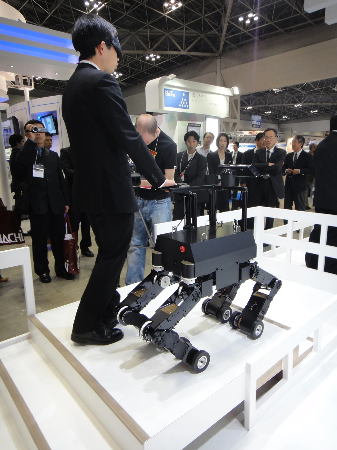 The NSK robot guide dog(Image: DigInfo)