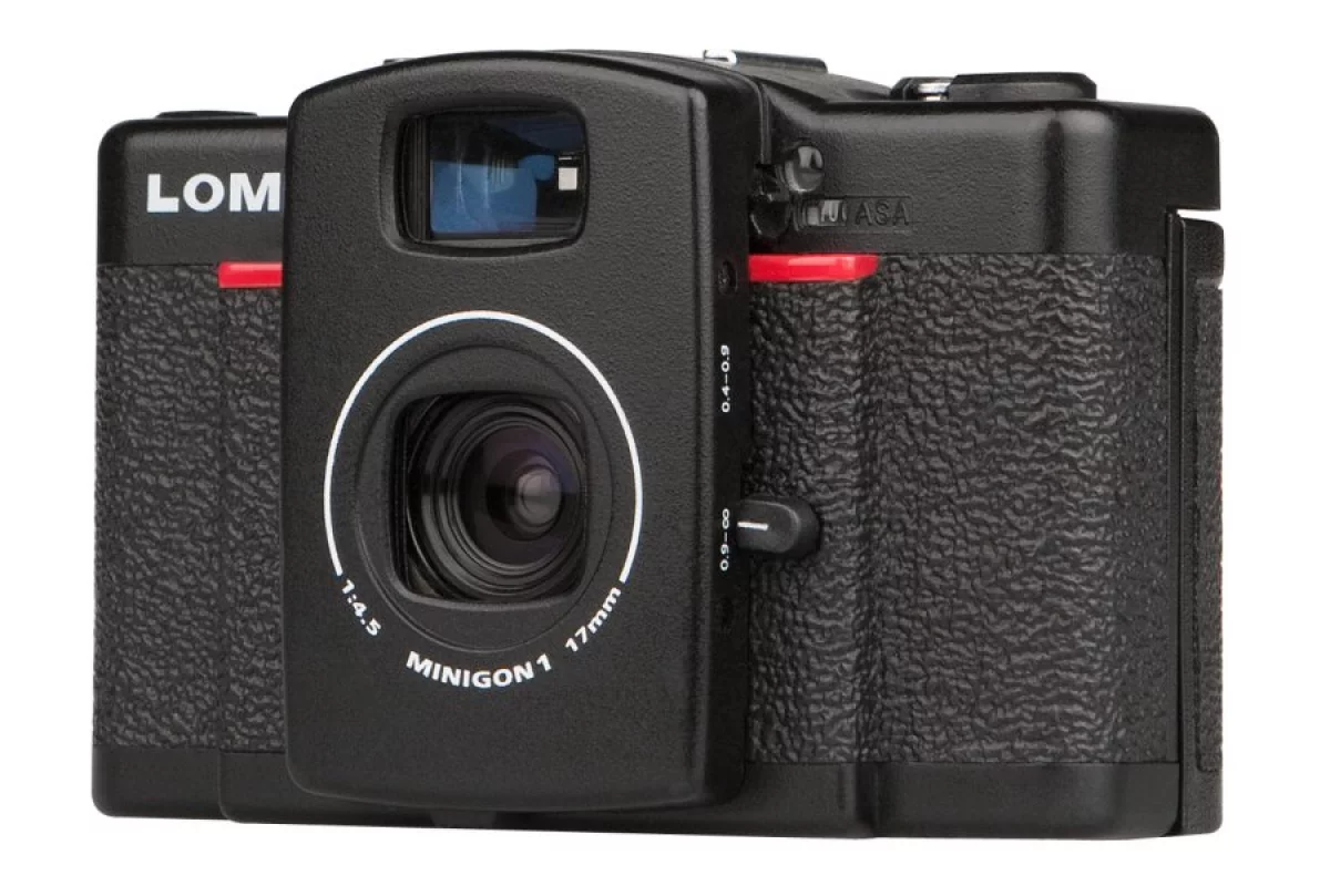 Lomography has unveiled a new addition to its LC-A range of 35mm film analog cameras, the LOMO LC-Wide offers users a choice of three frame formats and sports a new 17mm ultra-wide-angle lens