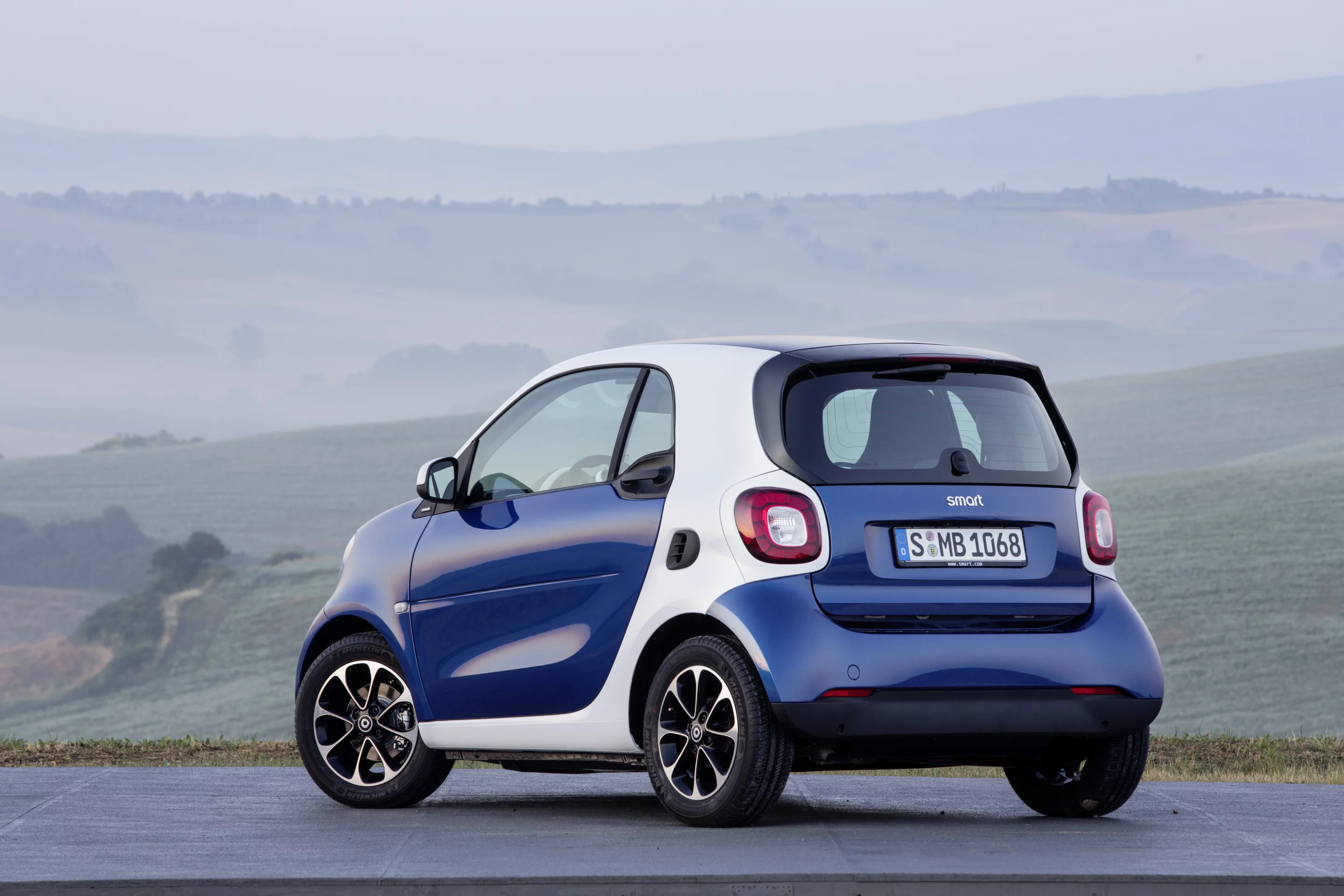 The new fortwo uses smart's twin section tailgate