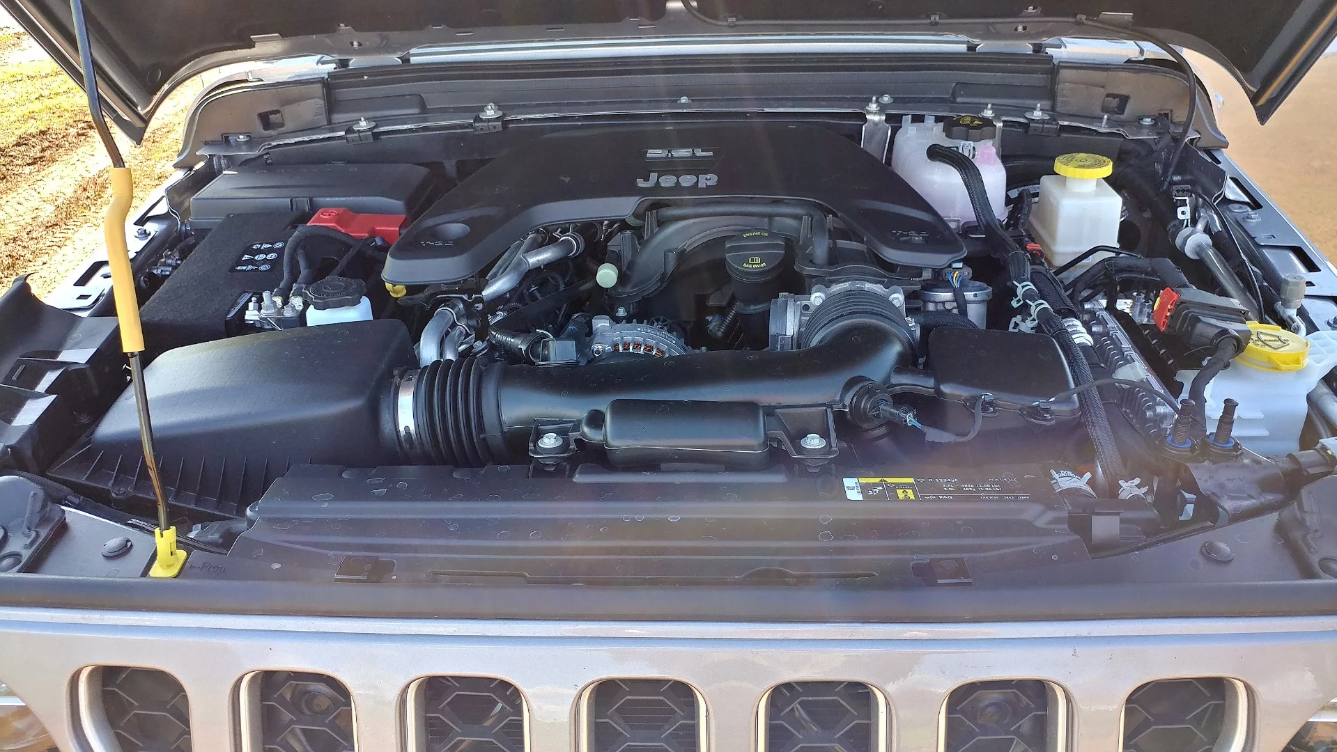 This gasoline-powered V6 outputs 285 horsepower (212.5 kW) and 260 pound-feet (352.5 Nm) of torque. Jeep is promising a turbodiesel option later in the model year as well