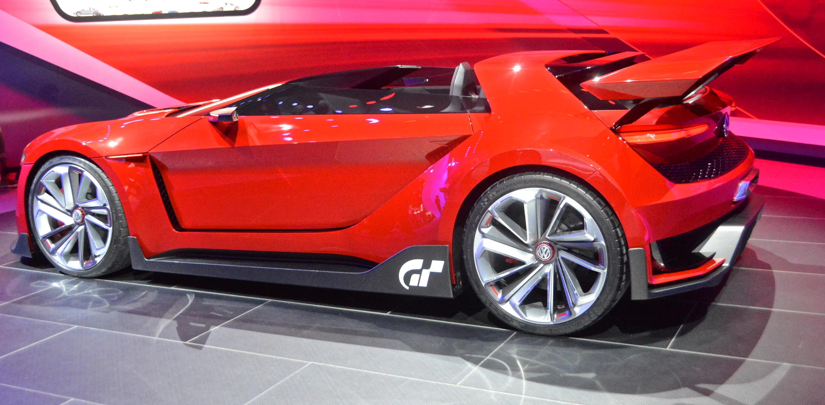 When viewed from the side, the Volkswagen GTI Roadster takes on the look of a wedge-shaped projectile (Photo: C.C. Weiss/Gizmag)