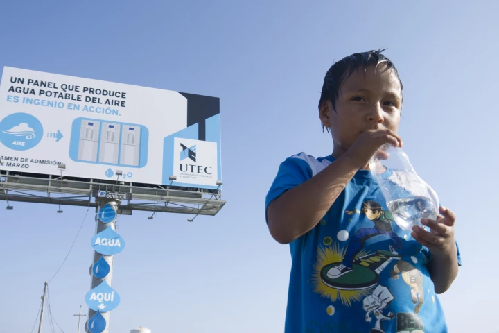 The University of Engineering and Technology and MAYO-DRAFT FCB have constructed an advertising billboard that converts moisture from humid desert air into drinkable water