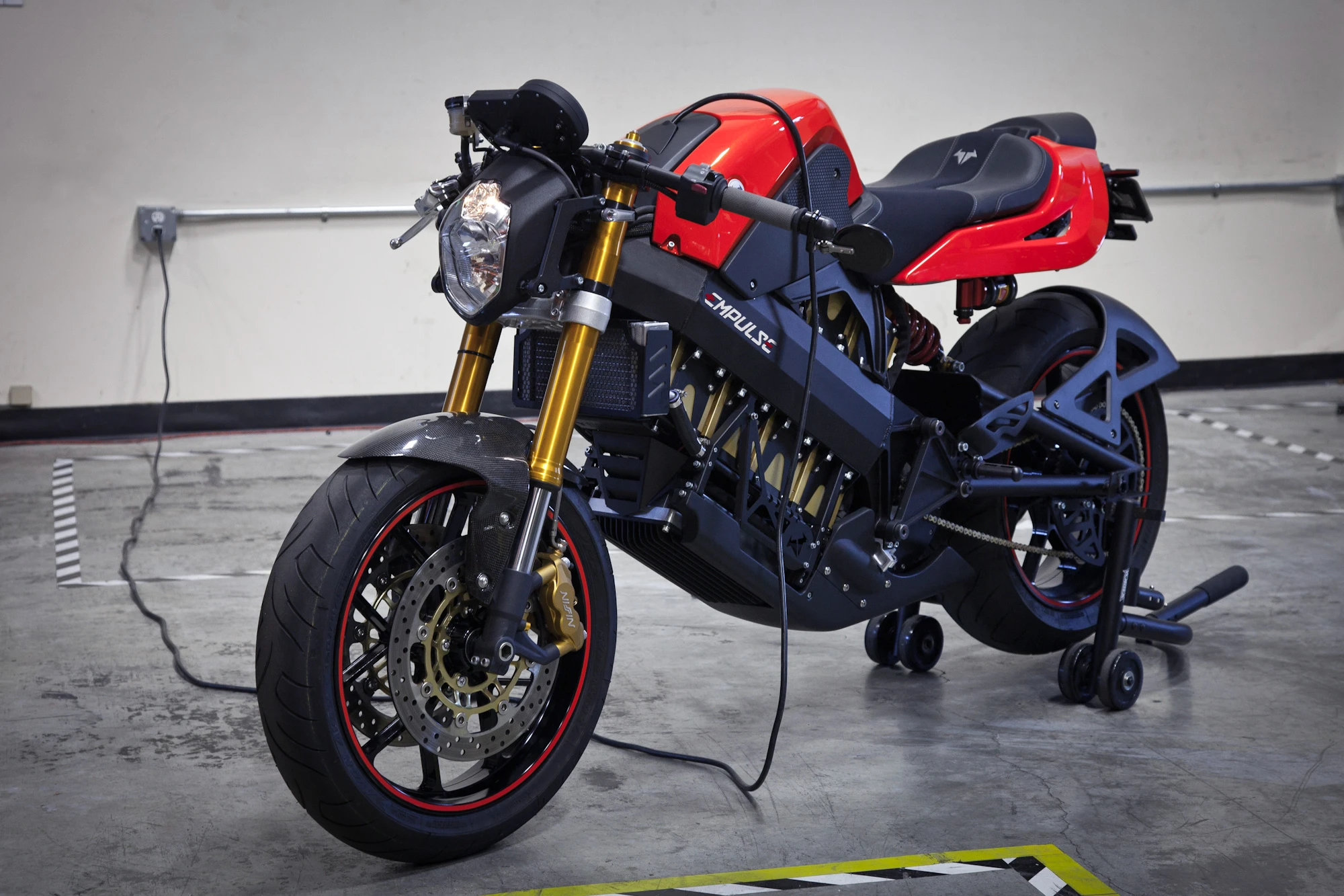 The Brammo Empulse: powerful, clean and HOT.