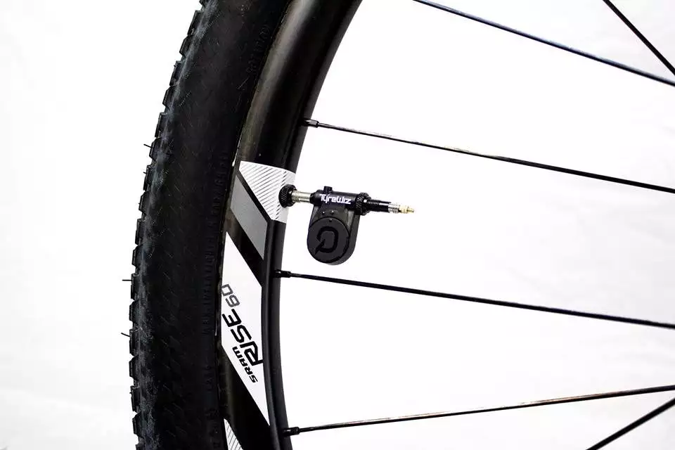 The TyreWiz transmits real-time tire pressure readings