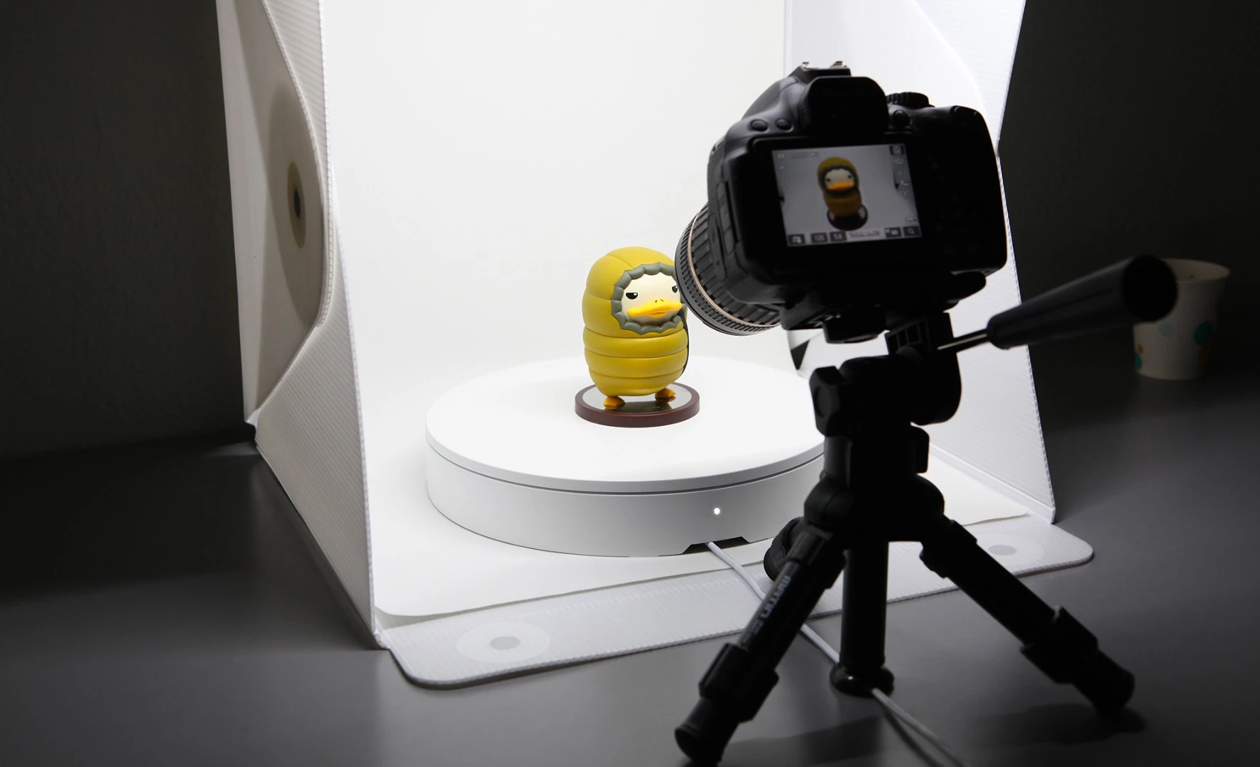 The Foldio360 can control smartphones or dedicated cameras