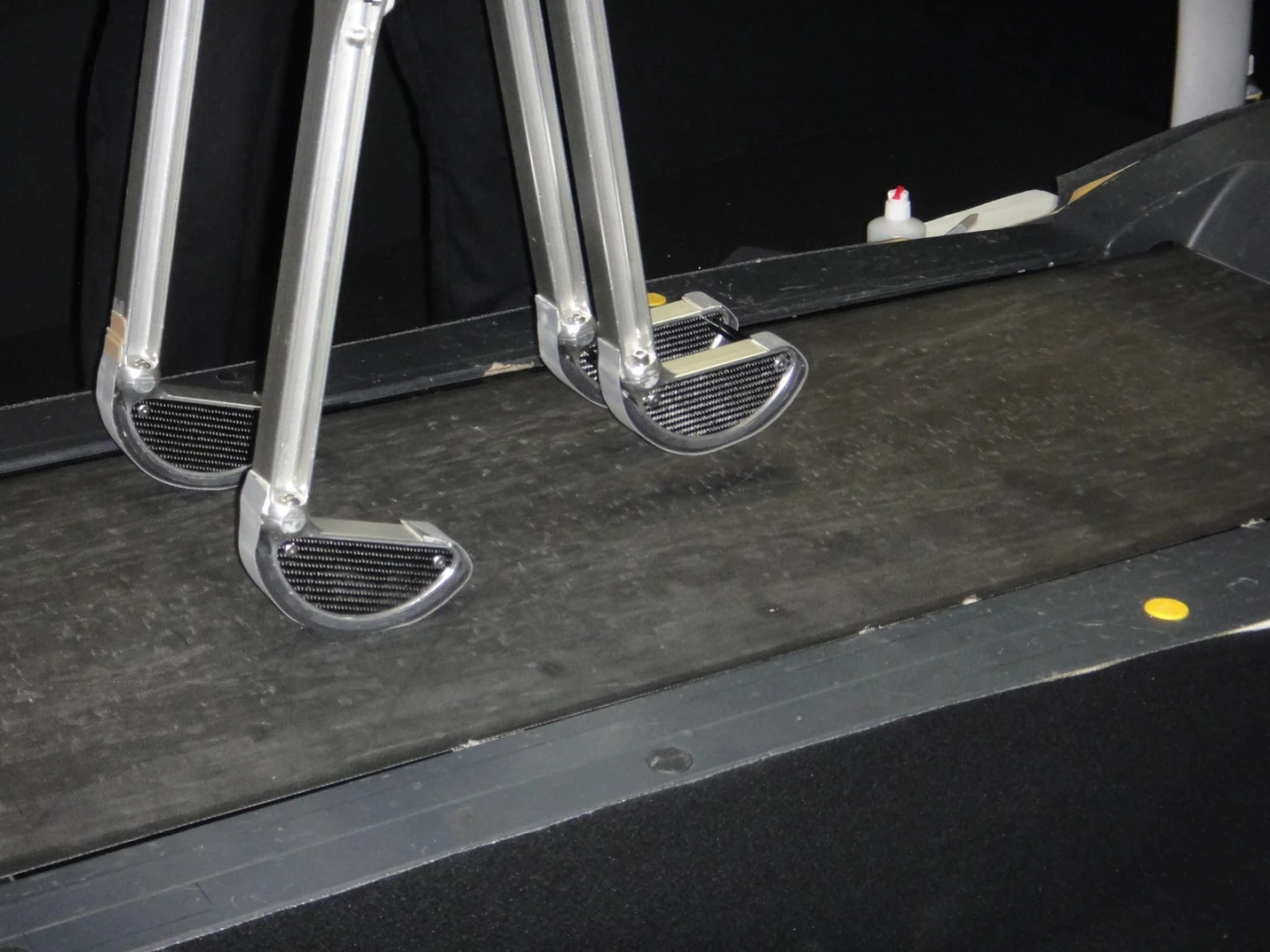 The biped walks on a treadmill (Photo: Diginfo.tv)