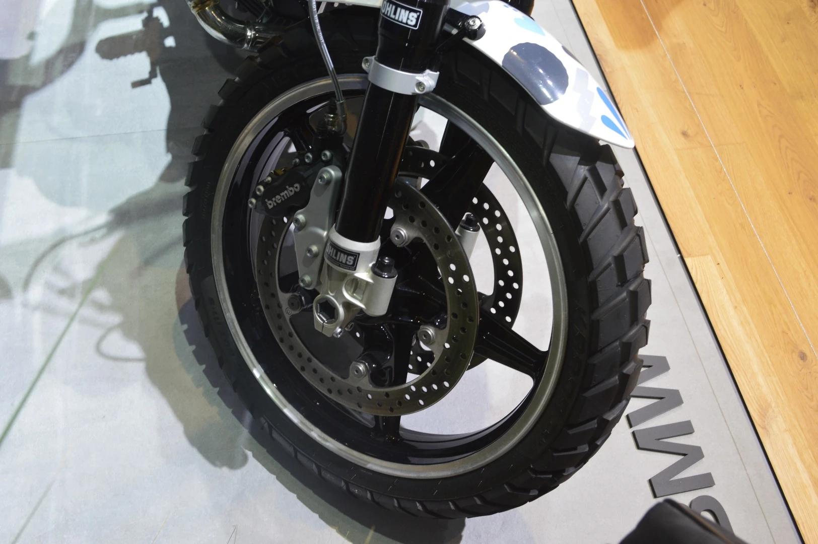 Larger front wheel, adjustable Ohlins fork, Brembo calipers from older BMW models on custom holders - the path to a suitably retro front look