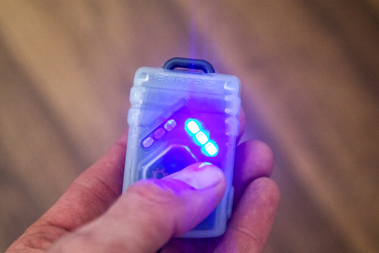 The controller uses red and blue lights to indicate hot and cold, as well as the three different fan settings
