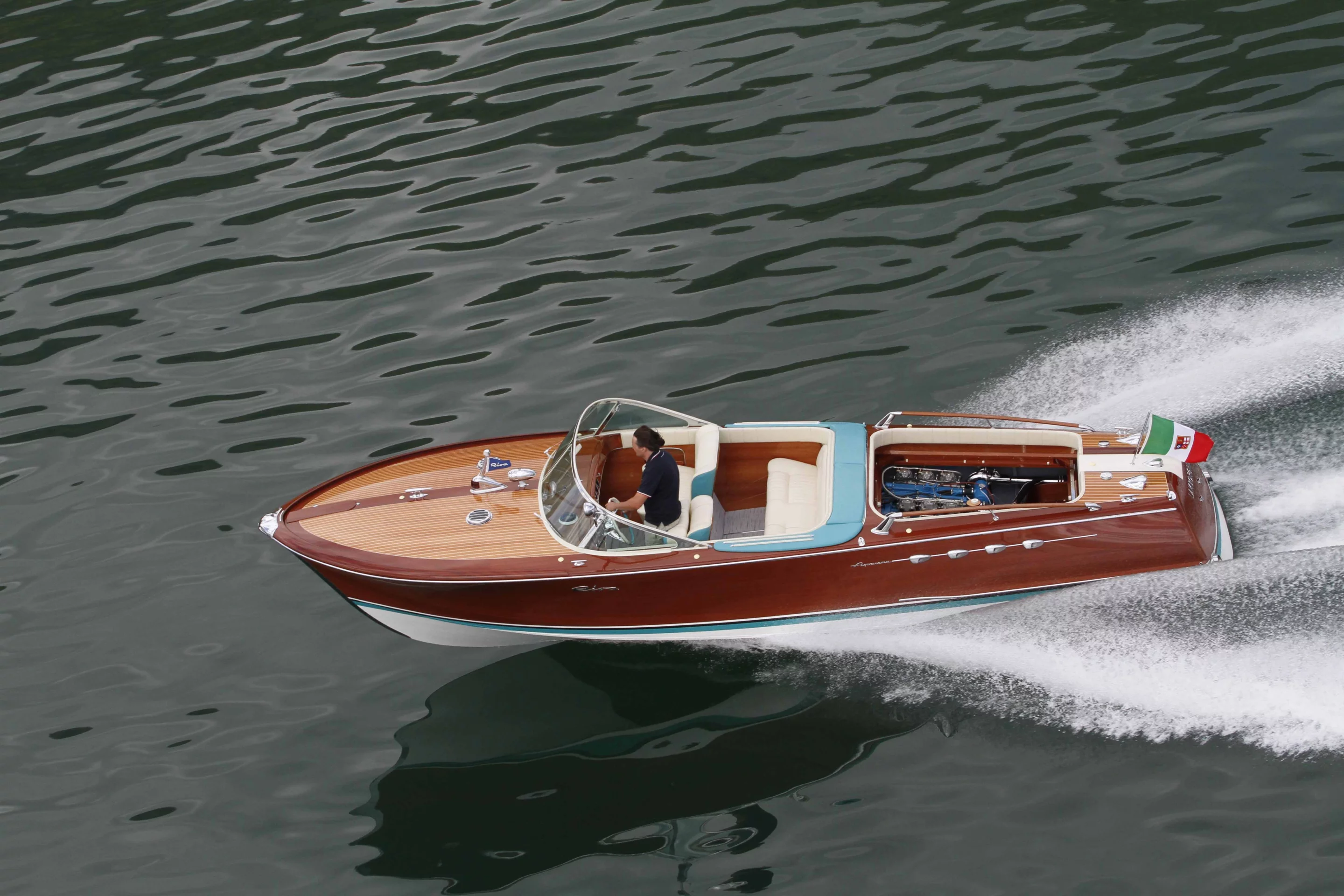 The engines of the Lamborghini Riva Aquarama can produce 350 bhp