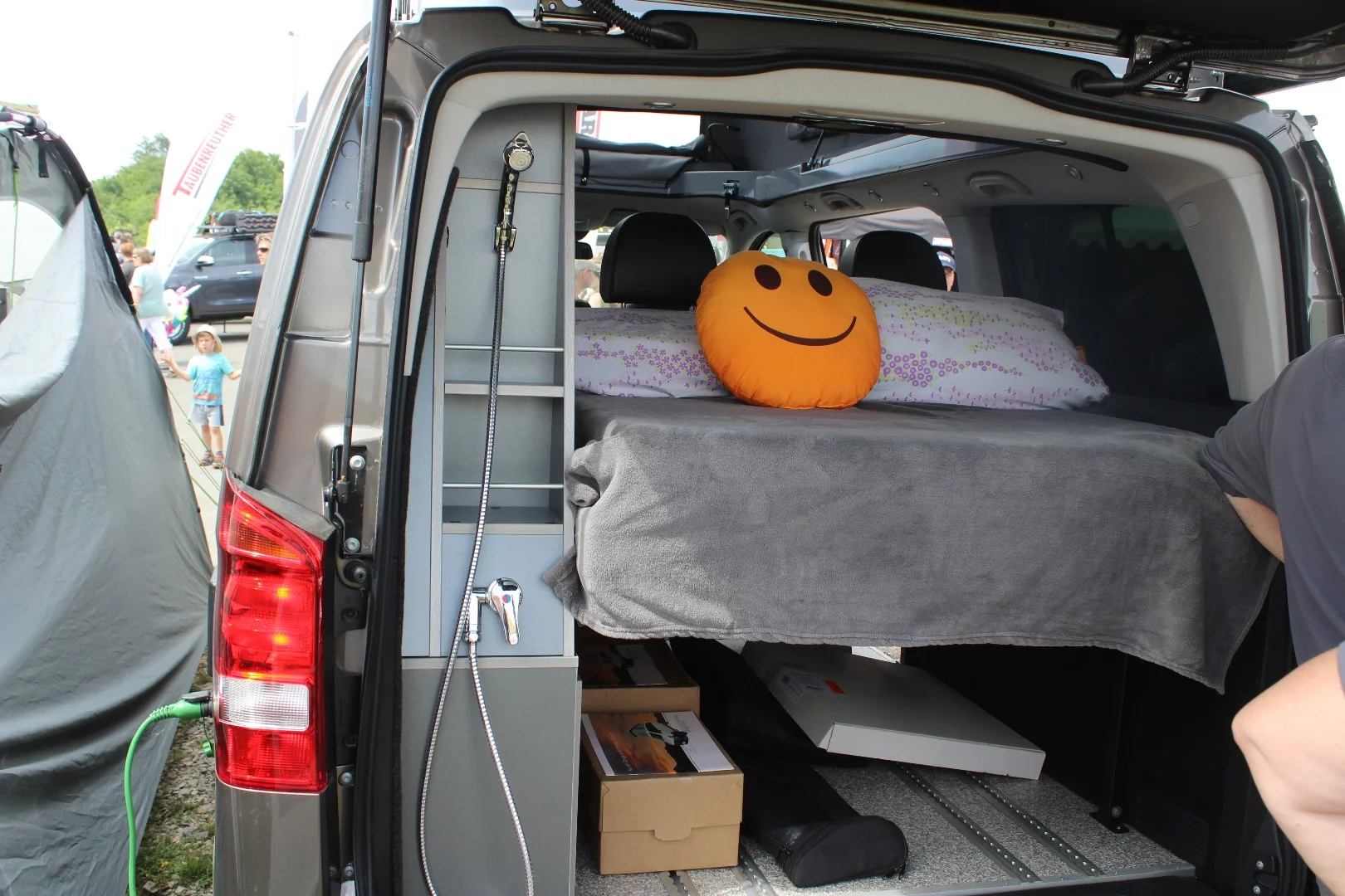 Behl-Mobile Mercedes v-Artista outdoor shower