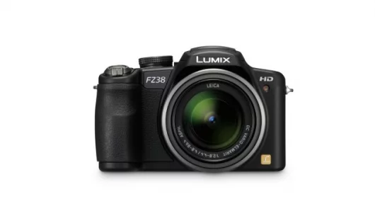 The Panasonic DMC-FZ38 has a similar body to the previous FZ28