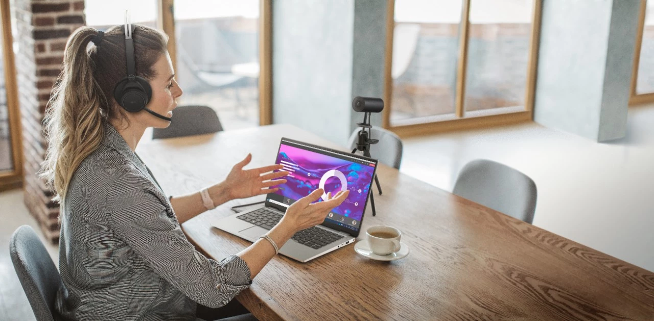The UltraSharp Webcam is certified compatible with Microsoft Teams and Zoom