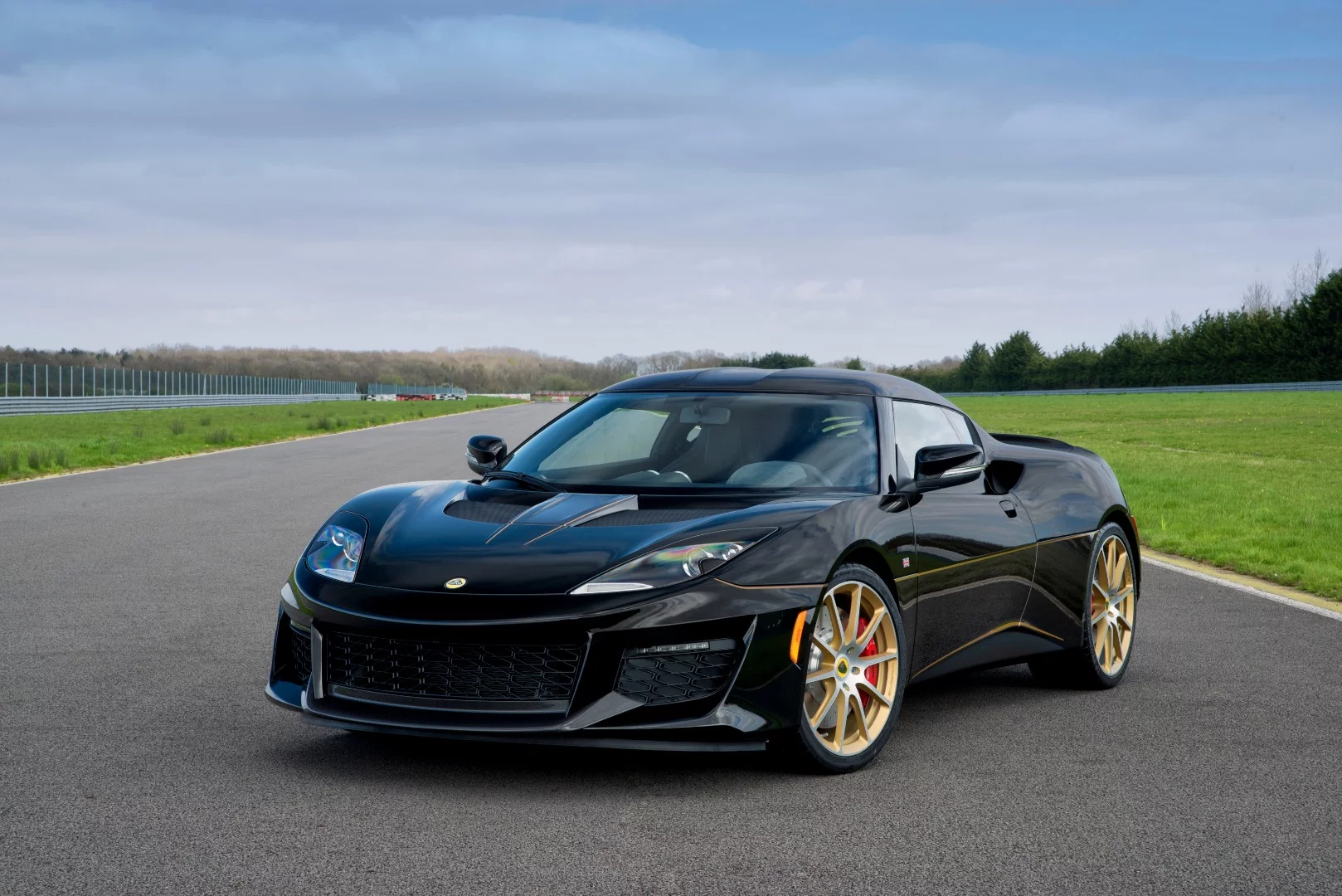 The black-and-gold paint on the Evora 410 harks back to the legendary Lotus F1 cars of the 1970s and '80s
