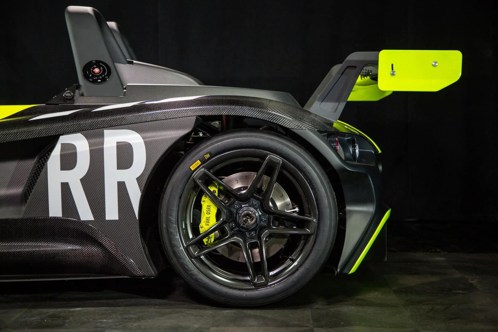 Vuhl 05RR: rollover bars, rear wheel and rear wing