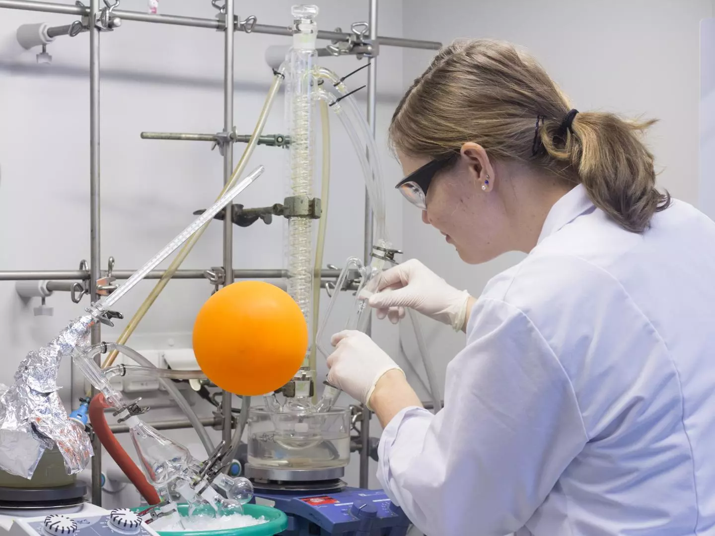 A scientist synthesizes the polymers used to create the artificial blood vessels (Photo: Vienna University of Technology)