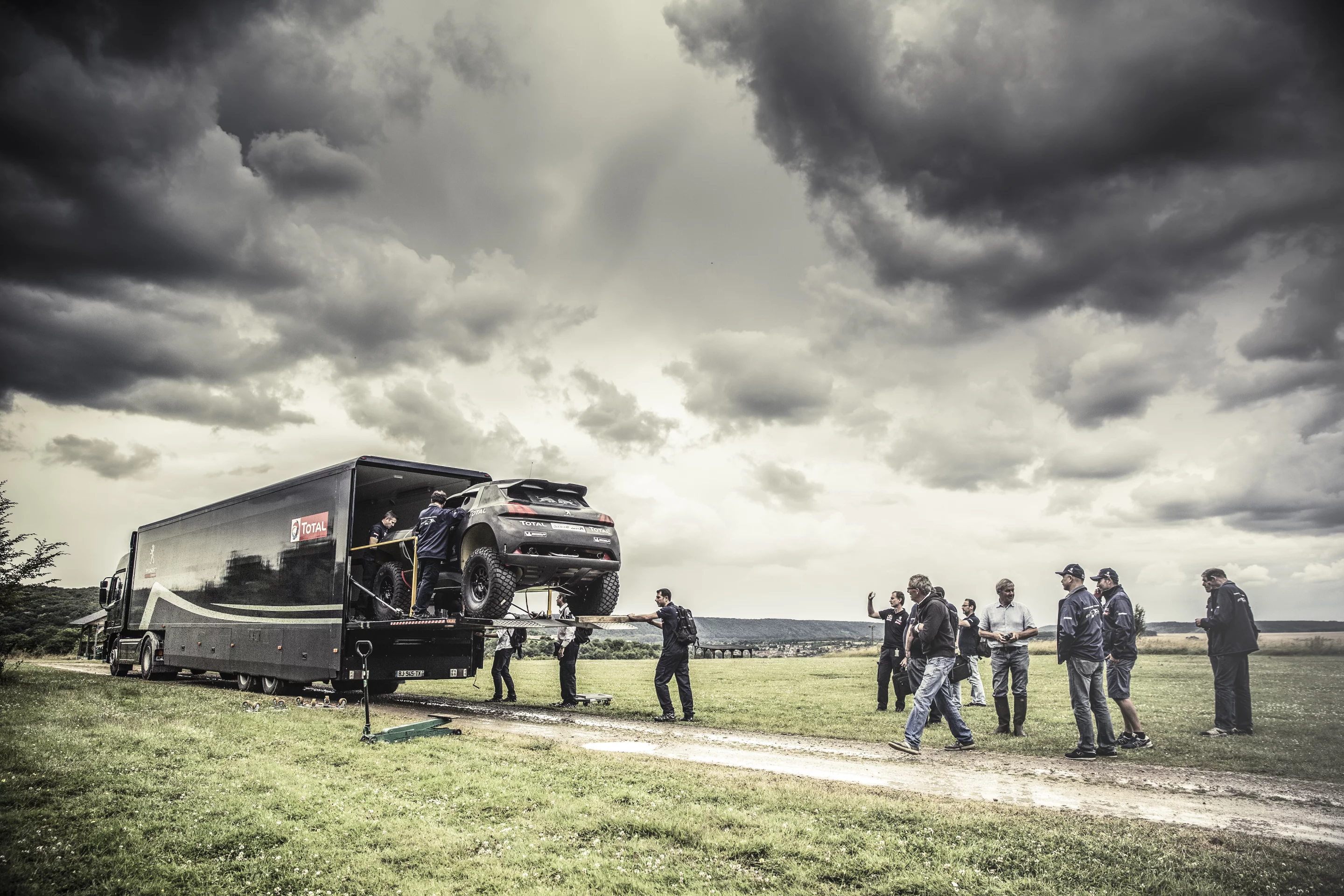The Peugeot team loads up the 2008 DKR (Photo: Red Bull Content Pool)