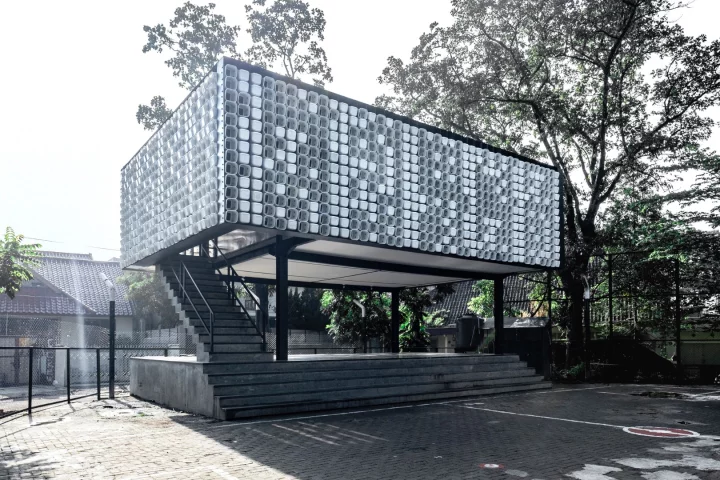 A total of 2,000 used ice cream tubs were cut and mounted to the facade