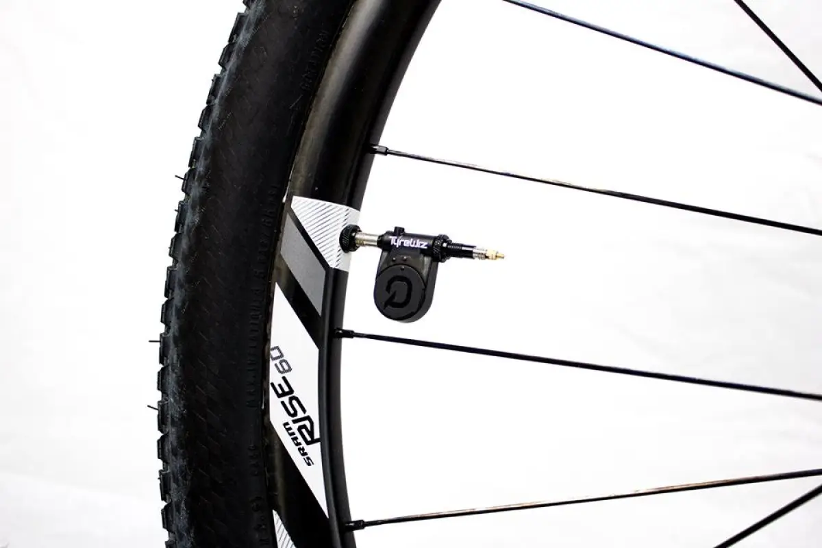 The TyreWiz transmits air pressure readings of up to 150 psi (10 bar)