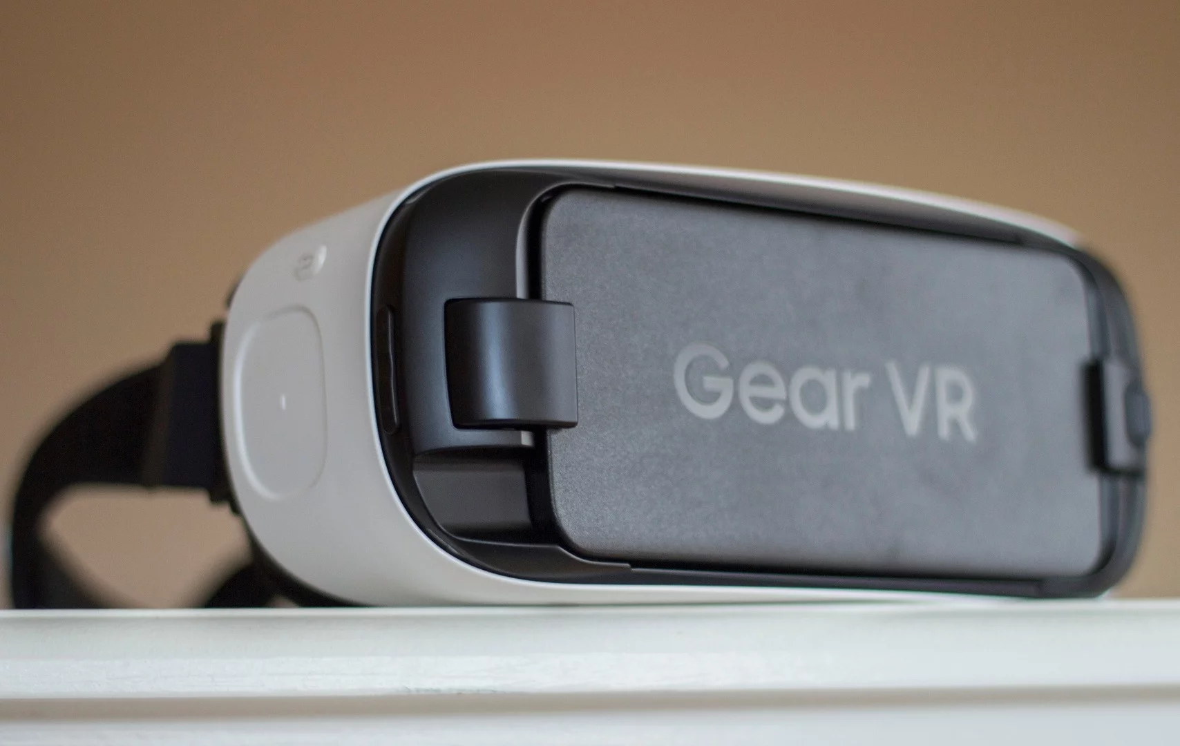 The cover for the new Gear VR only snaps on when your phone isn't in there (in the previous version, it was designed to cover your phone as well) (Photo: Will Shanklin/Gizmag.com)