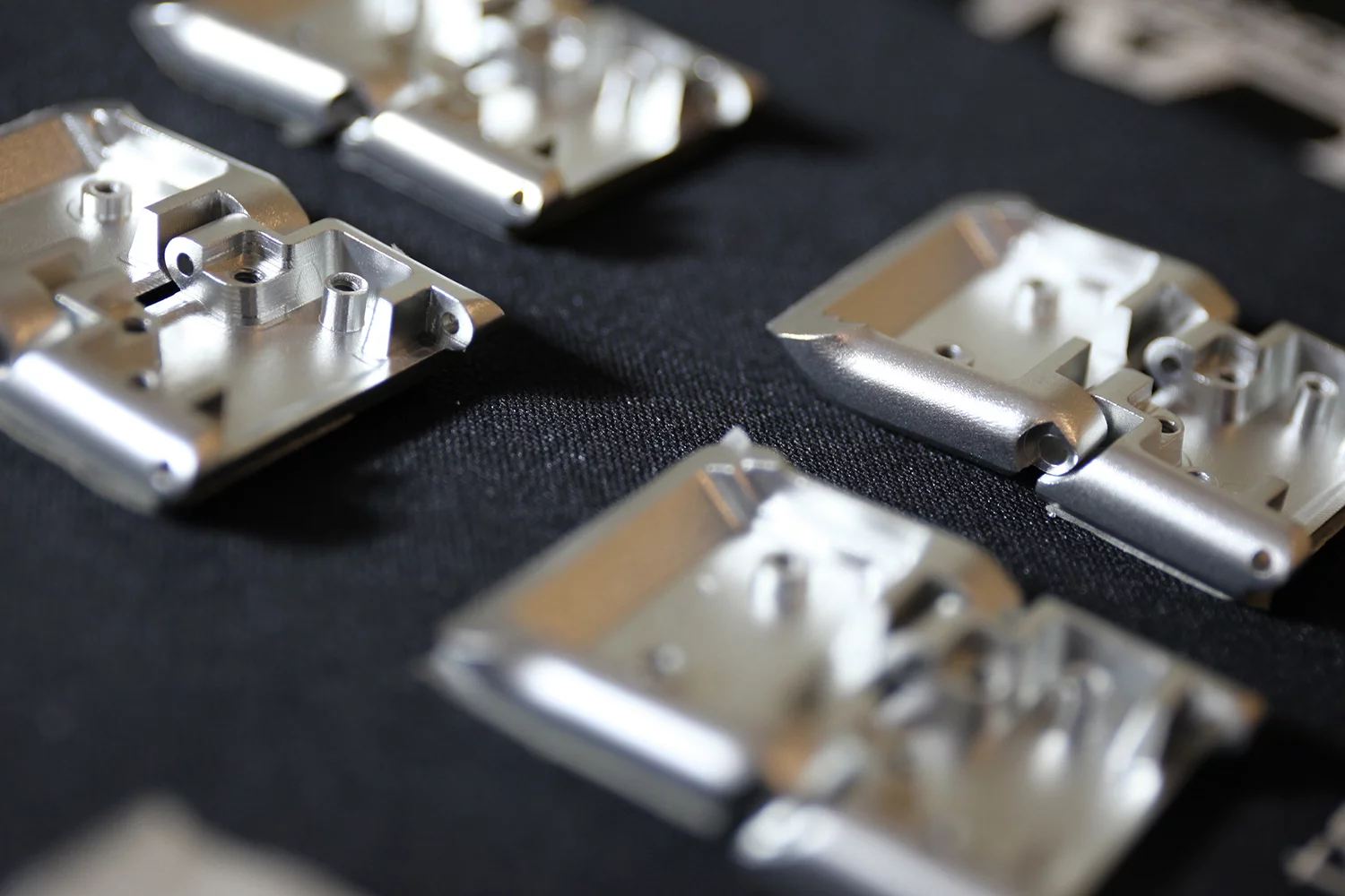 The headband of the Roller Mk01 headphones is made from steel and aircraft-grade aluminum links