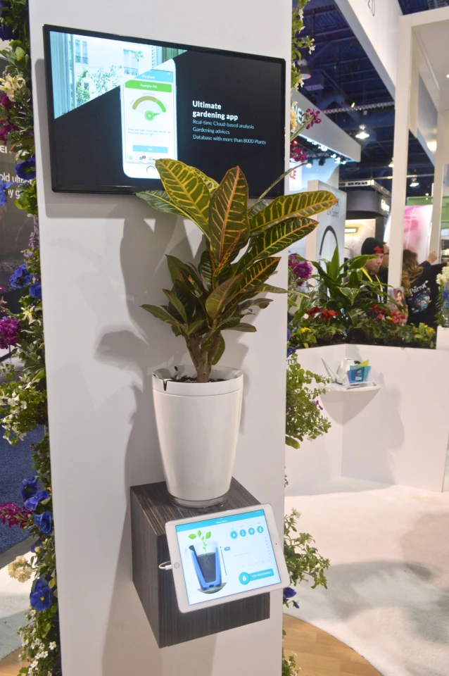 The Parrot Pot keeps your plants healthy with an integrated water supply and smart sprinklers (Photo: C.C. Weiss/Gizmag)