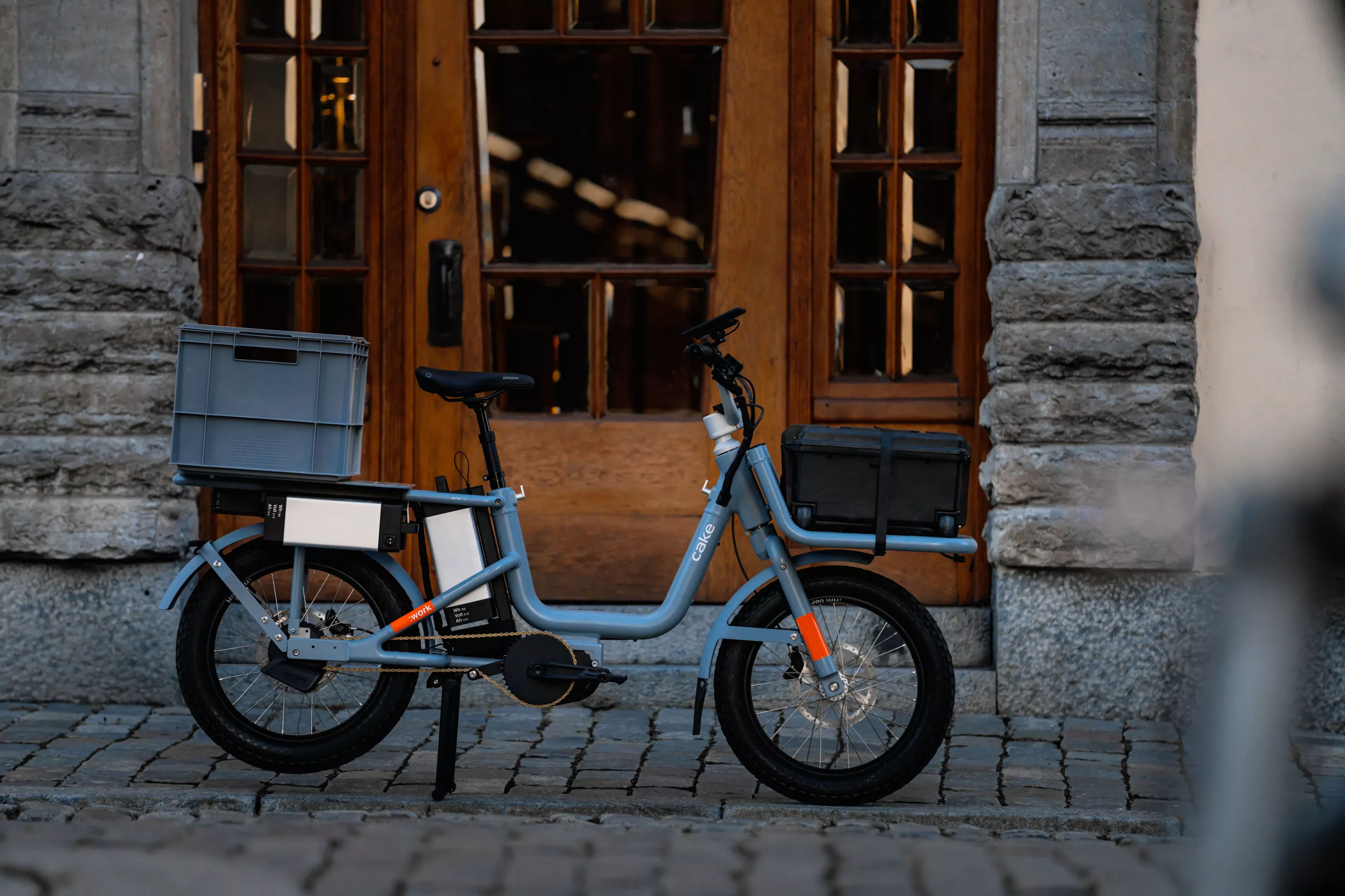 The Cake Åik utility ebike features a 500-W mid-mount motor, an Enviolo Extreme CVP Hub, belt or chain drive, and can be optioned with one, two or three battery packs