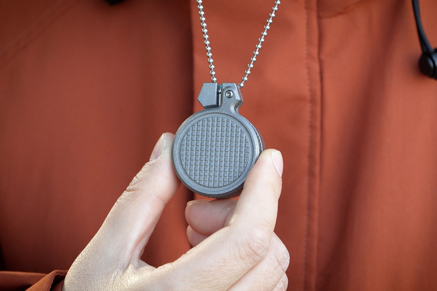 The Loki-Nav can be attached to a necklace, lanyard or keychain via a 6-mm hole