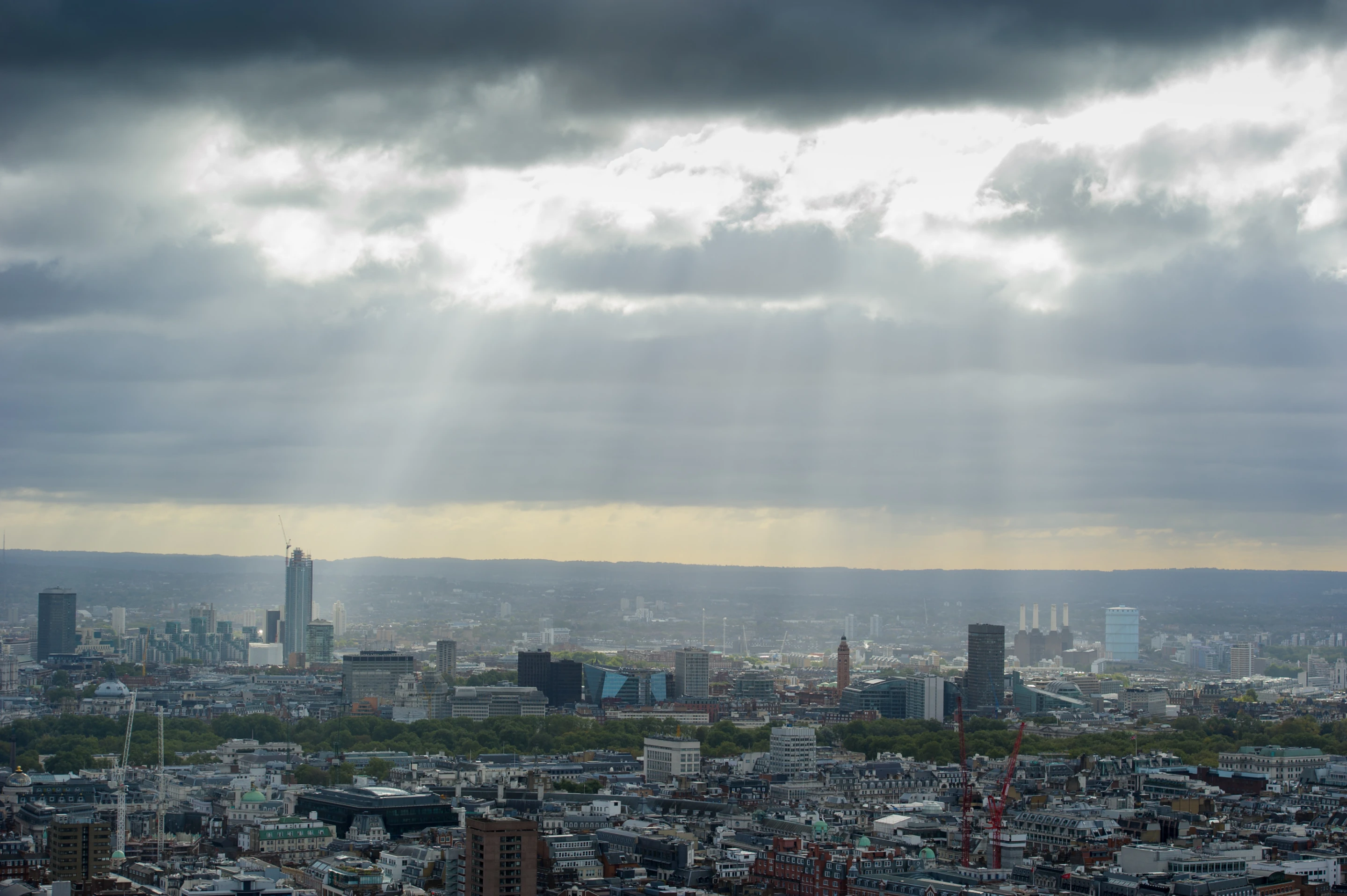 According to the photography team, if the image were printed at a normal photographic resolution, it would be 98 meters (321.5 feet) wide and 24 meters (79 feet) tall