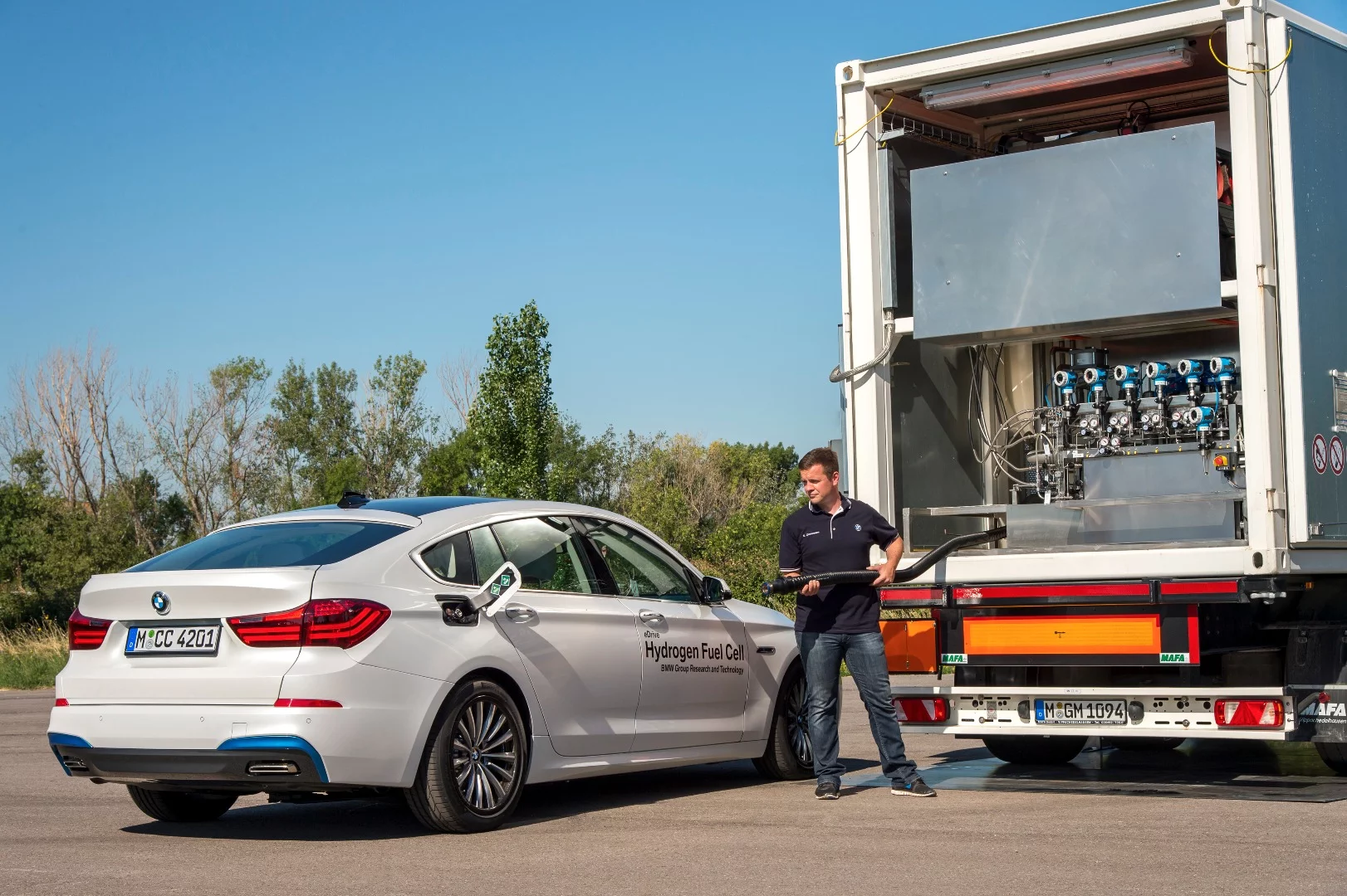 Filling up a hydrogen car isn't much more complex than filling up a petrol or diesel car