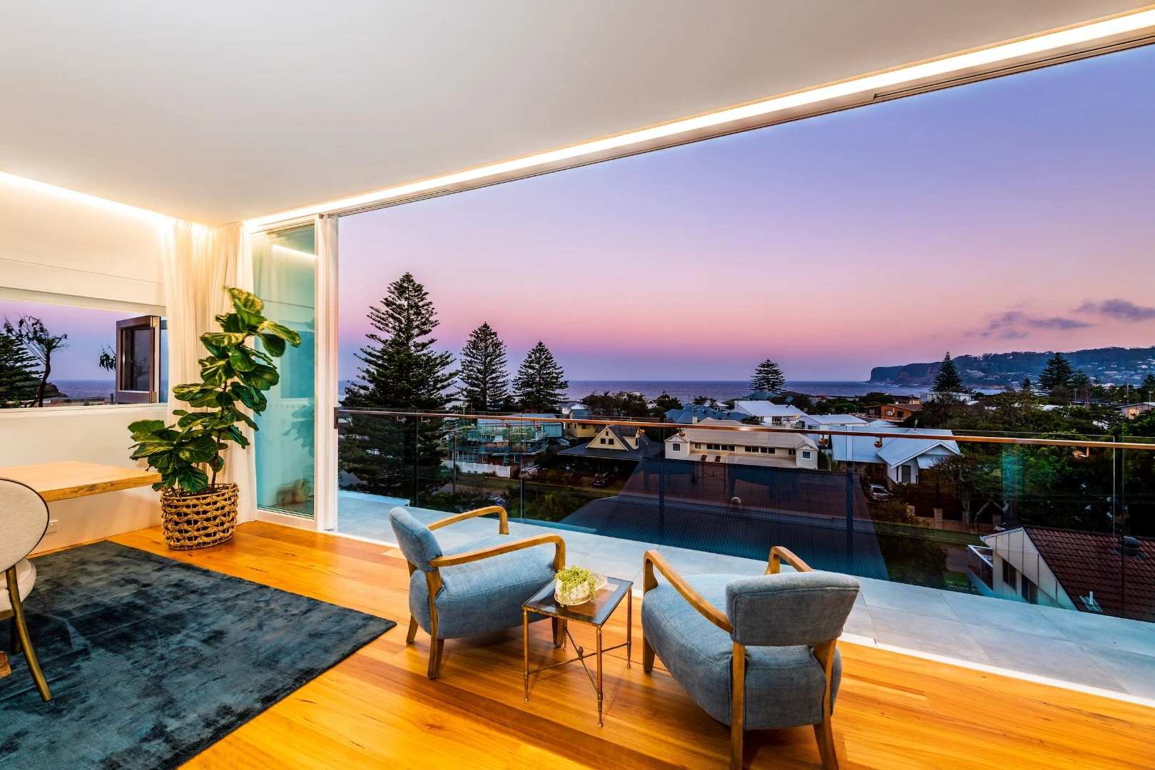 North Avoca Studio was created to allow the owners to work, relax and entertain, while taking in the ocean view