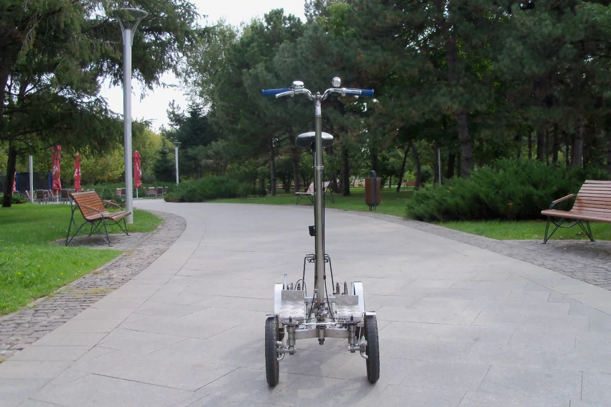 The Carpii 4ciclet's fairly narrow frontal profile makes it reasonably nimble in traffic