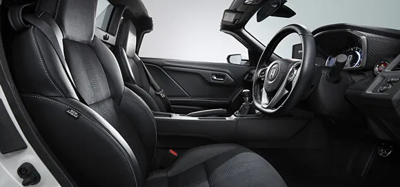 The S660 features the smallest diameter steering wheel of all of Honda's mass market cars at 350 mm (13.8 in)
