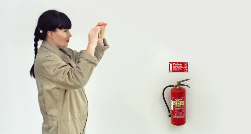 The zoom function on the IKEA KNÄPPA involves moving the camera
