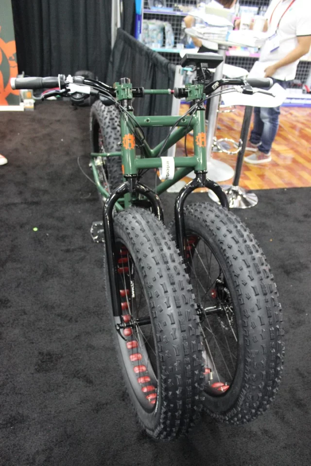 Like the original Rungu Juggernaut, the 75-lb (34-kg) electric version features two 26 x 4.7-inch tires in the front along with another in the rear