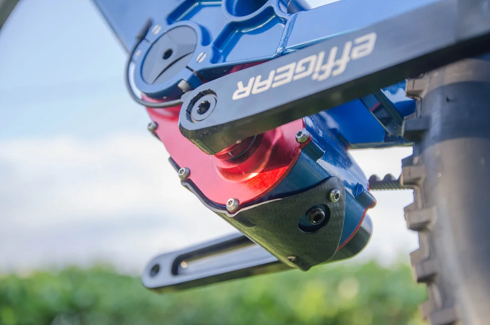 The Effigear gearbox is protected on the bottom by a carbon fiber plate