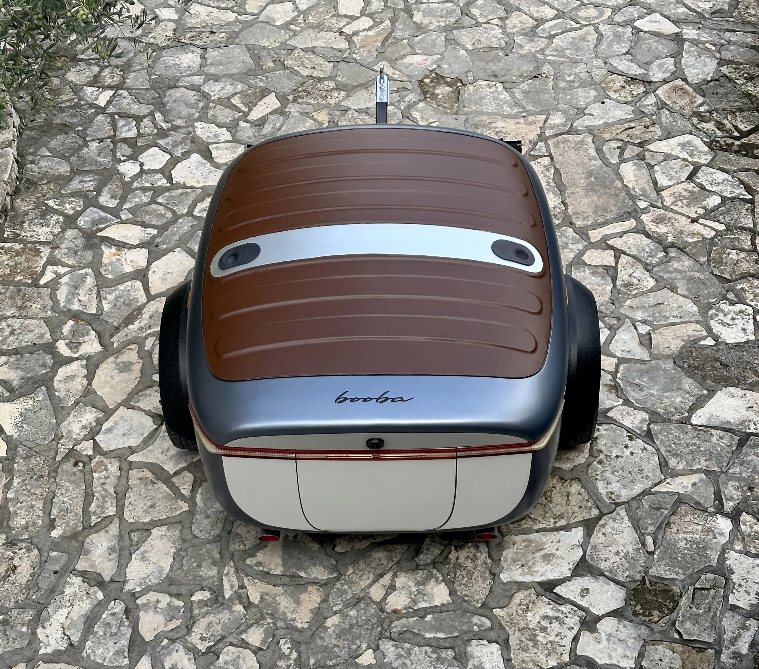 The Booba trailer measures between 7.2 and 10.7 feet long, depending on the position of the telescopic tow bar
