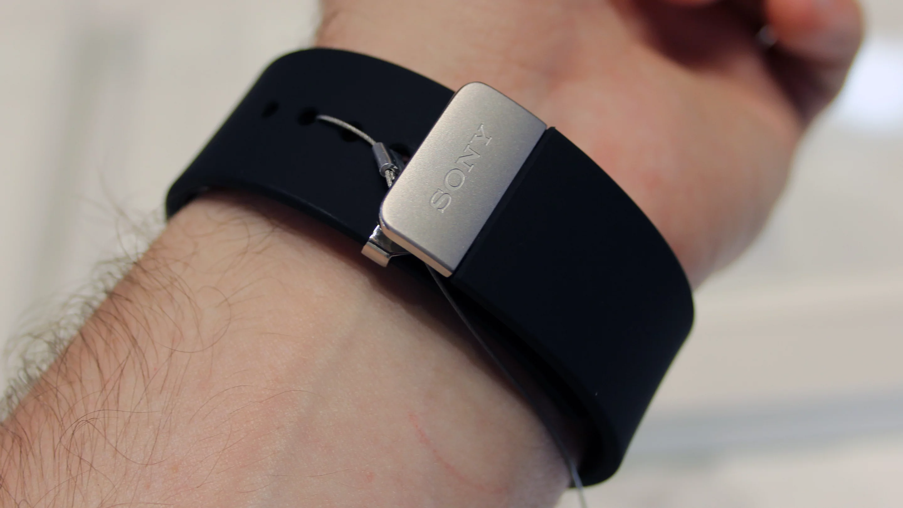 The strap doesn't scream quality, but the clasp is sturdy and looks slick (Photo: Chris Wood/Gizmag.com)