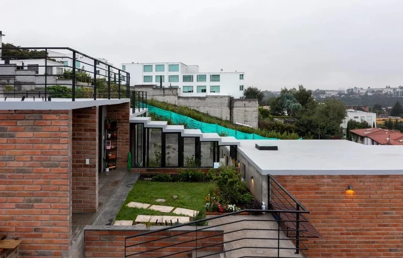 Casa En Pendiente includes the integration of three separate building volumes that are positioned gradually down the sloped landscape