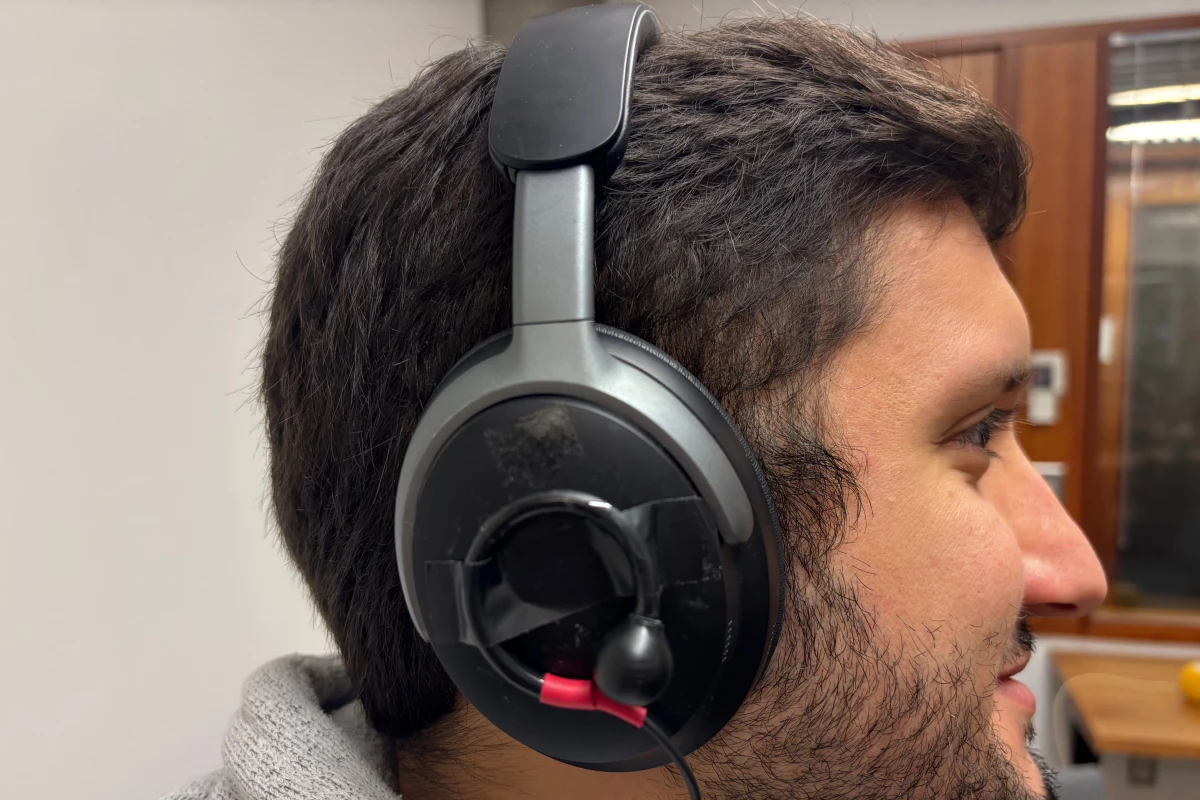 By following the rhythm of a conversation, the "proactive hearing assistant" headphones are able to determine which person the user is speaking to within a noisy environment, then isolate and boost that person's voice