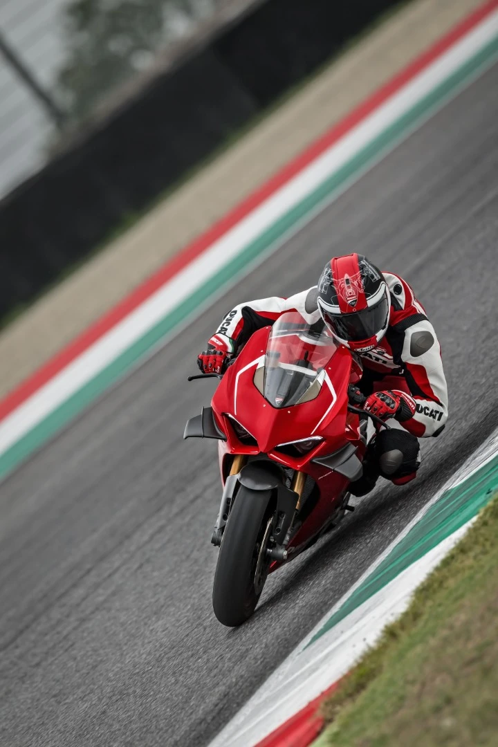 2019 Ducati Panigale V4R: WSBK-approved winglets add downforce for cornering and accelerating superiority