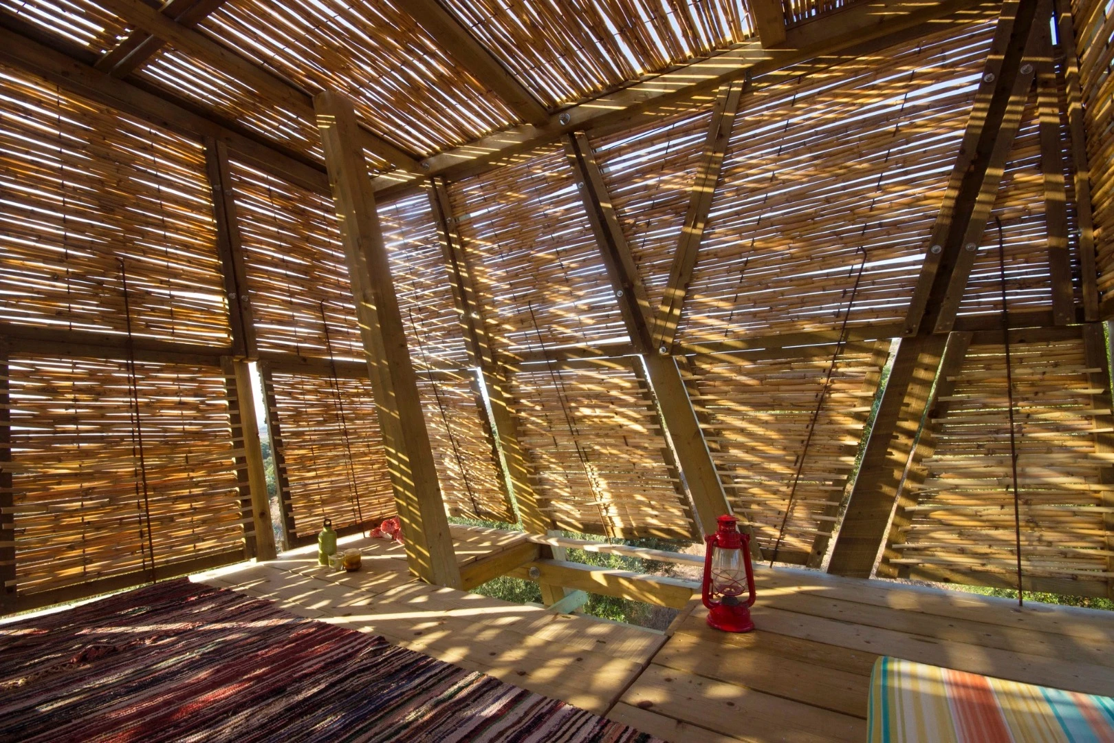 The Tragata's floor can be raised upwards to reveal a storage space